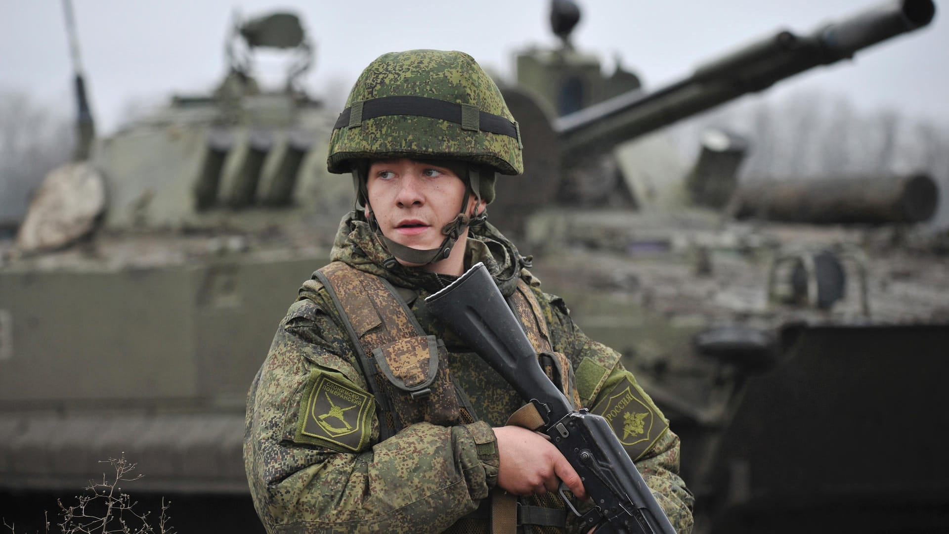 Russische Soldaten bei einer Übung (Archivbild): Derzeit hat Russland große Truppenkontingente an der Grenze zur Ukraine stationiert.