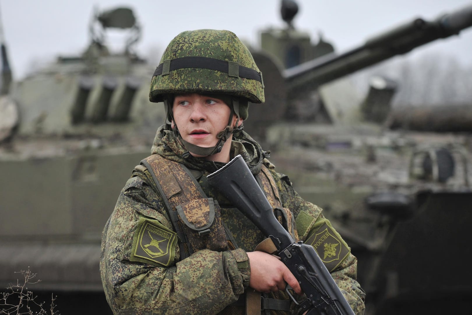 Russische Soldaten bei einer Übung (Archivbild): Derzeit hat Russland große Truppenkontingente an der Grenze zur Ukraine stationiert.