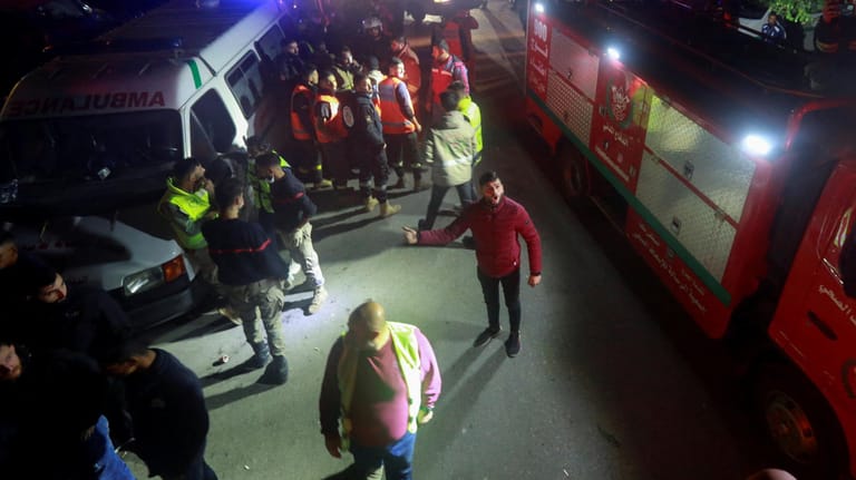 Rettungskräfte stehen am Ort der Explosion im Libanon: Es gab mehrere Verletzte.
