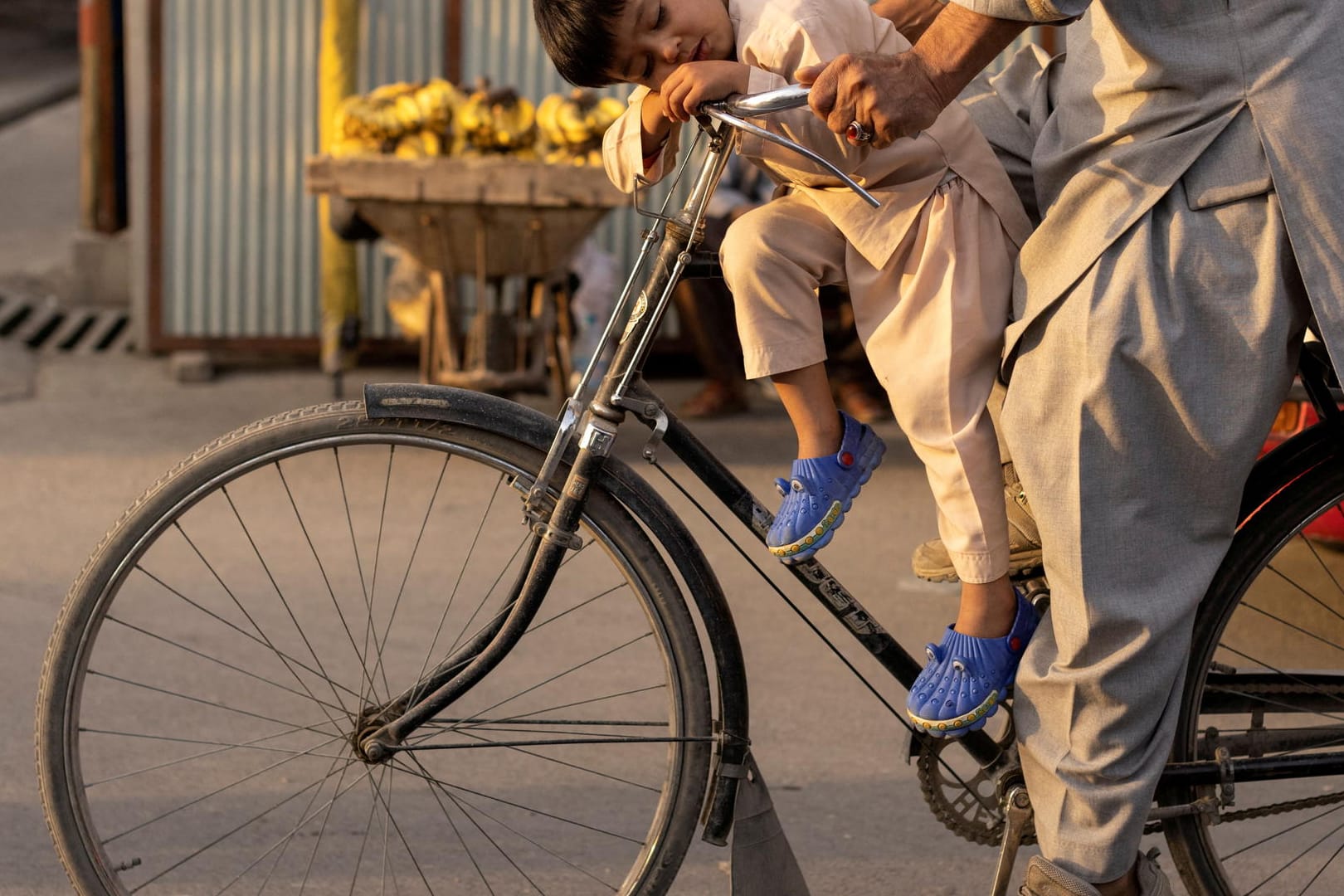 Ein afghanischer Junge schläft auf einem Fahrrad (Archivbild): Die Versorgungslage in dem von den Taliban beherrschten Land ist dramatisch.