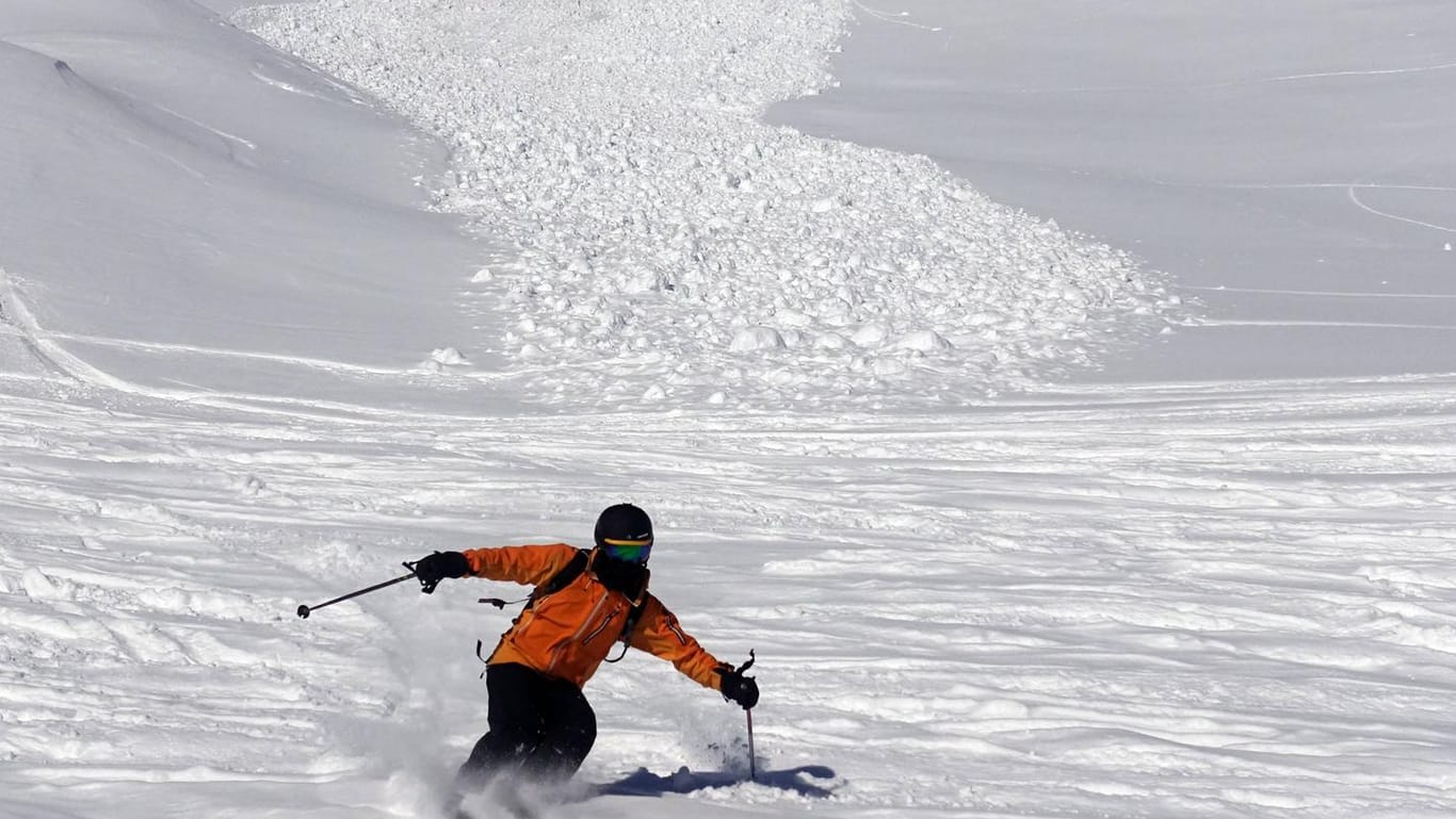 Ein Skifahrer im Tiefschnee (Symbolbild): In den Alpen wird vor Lawinen abseits der Pisten gewarnt.