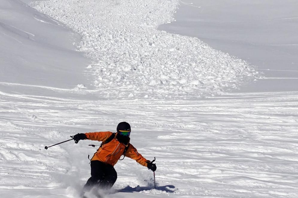 Ein Skifahrer im Tiefschnee (Symbolbild): In den Alpen wird vor Lawinen abseits der Pisten gewarnt.