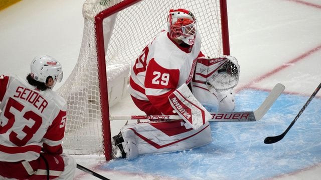 Torwart Thomas Greiss (r) und Teamkollege Moritz Seider verloren mit den Detroit Red Wings.