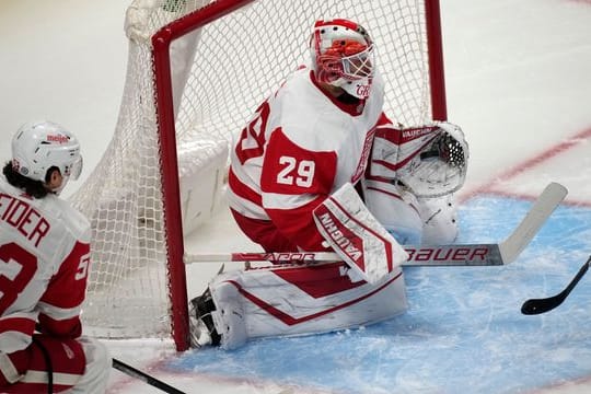 Torwart Thomas Greiss (r) und Teamkollege Moritz Seider verloren mit den Detroit Red Wings.