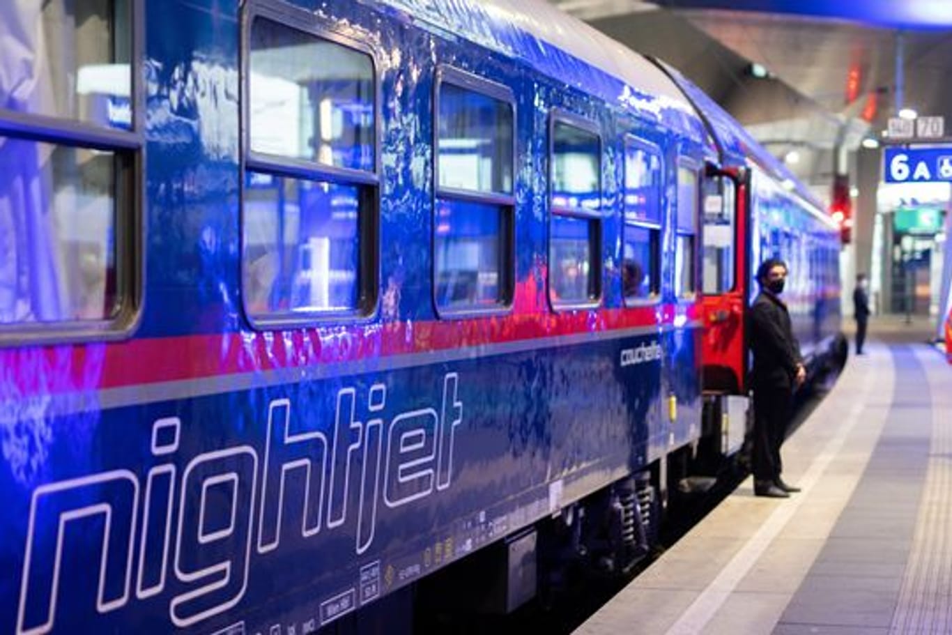 Ein Nightjet-Zug steht während eines Medientermins der ÖBB "Start für den neuen Nightjet nach Amsterdam" im Wiener Hauptbahnhof.