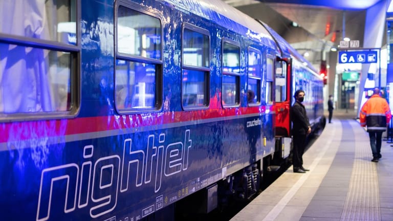 Ein Nightjet-Zug steht während eines Medientermins der ÖBB "Start für den neuen Nightjet nach Amsterdam" im Wiener Hauptbahnhof.