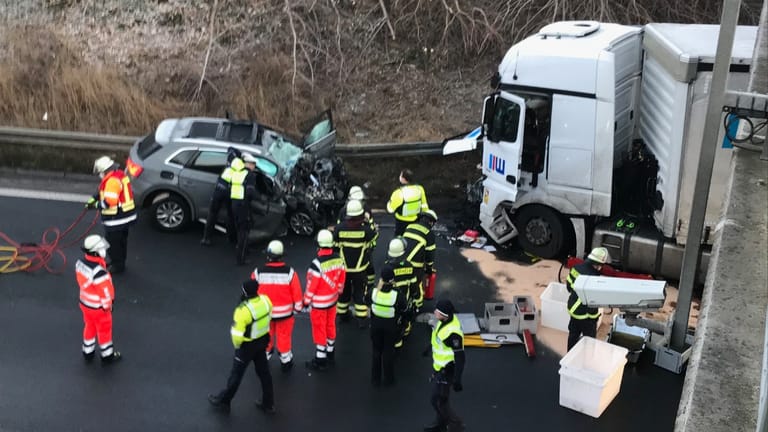 Der Unfallort: Ein Pkw ist auf der Autobahn44 bei Unna in einen Sattelschlepper gekracht.