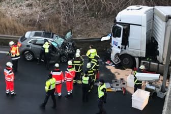 Der Unfallort: Ein Pkw ist auf der Autobahn44 bei Unna in einen Sattelschlepper gekracht.