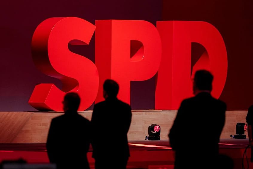 Das Logo der SPD leuchtet beim SPD-Bundesparteitag.