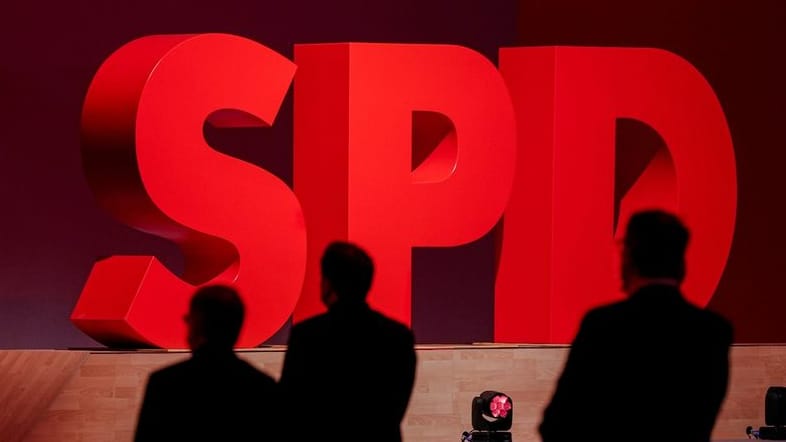 Das Logo der SPD leuchtet beim SPD-Bundesparteitag.