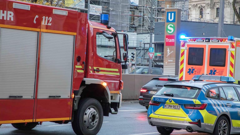 Die Münchner Feuerwehr im Einsatz (Archivbild): Bei dem Brand in einer Tiefgarage entstand ein hoher Schaden.