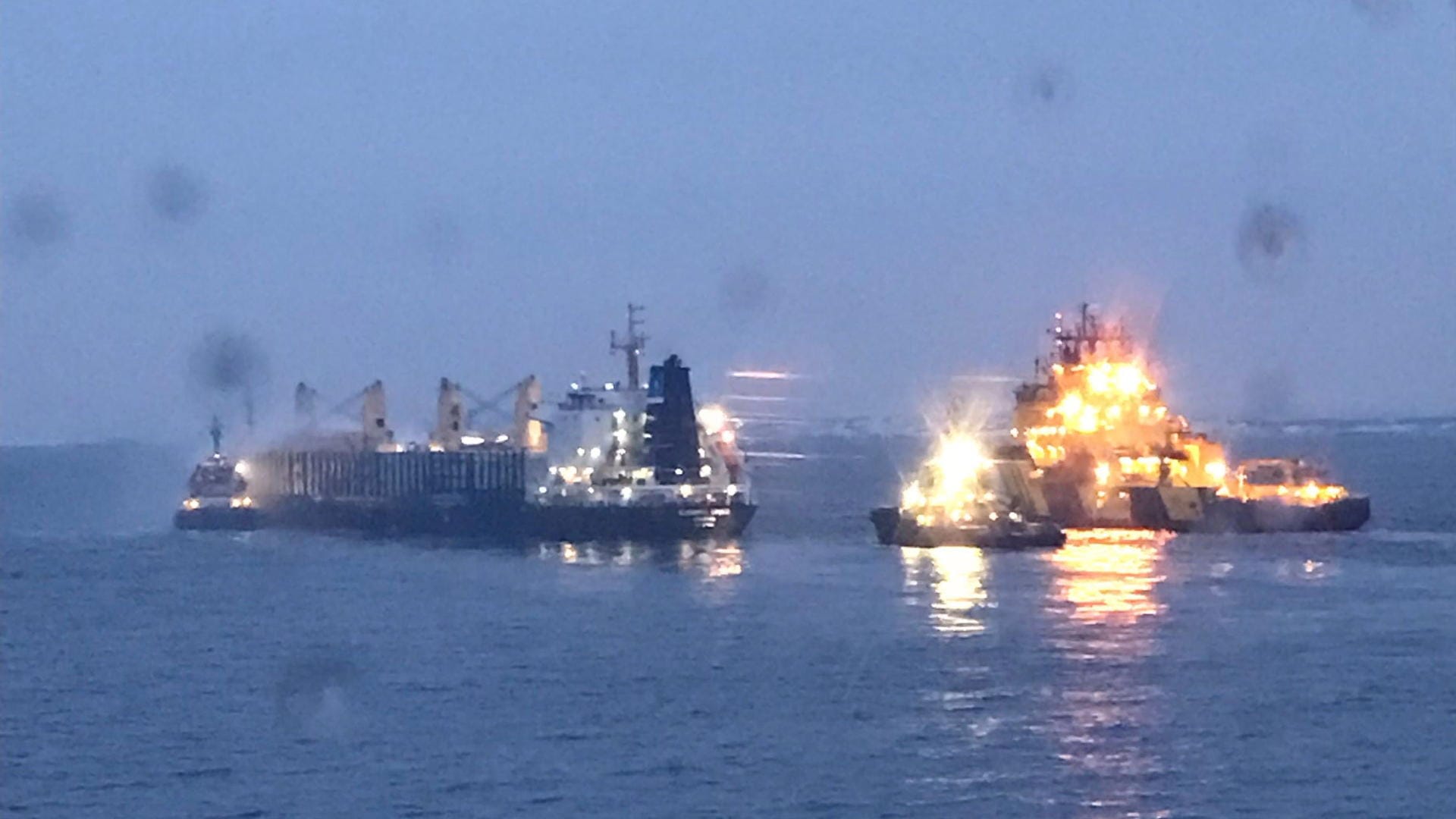 Brennendes Schiff vor Göteborg: Begleitet von Schleppern und der schwedischen Küstenwache fahrt die noch brennende, mit Holz beladene "Almirante Storni" in den Scandia-Hafen.