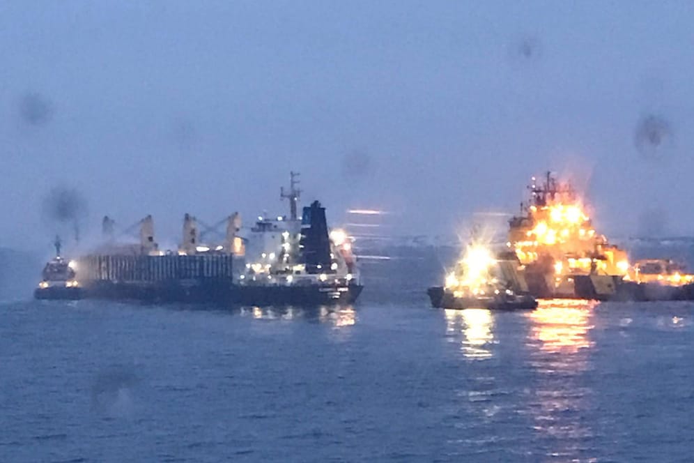 Brennendes Schiff vor Göteborg: Begleitet von Schleppern und der schwedischen Küstenwache fahrt die noch brennende, mit Holz beladene "Almirante Storni" in den Scandia-Hafen.