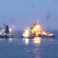 Brennendes Schiff vor Göteborg: Begleitet von Schleppern und der schwedischen Küstenwache fahrt die noch brennende, mit Holz beladene "Almirante Storni" in den Scandia-Hafen.