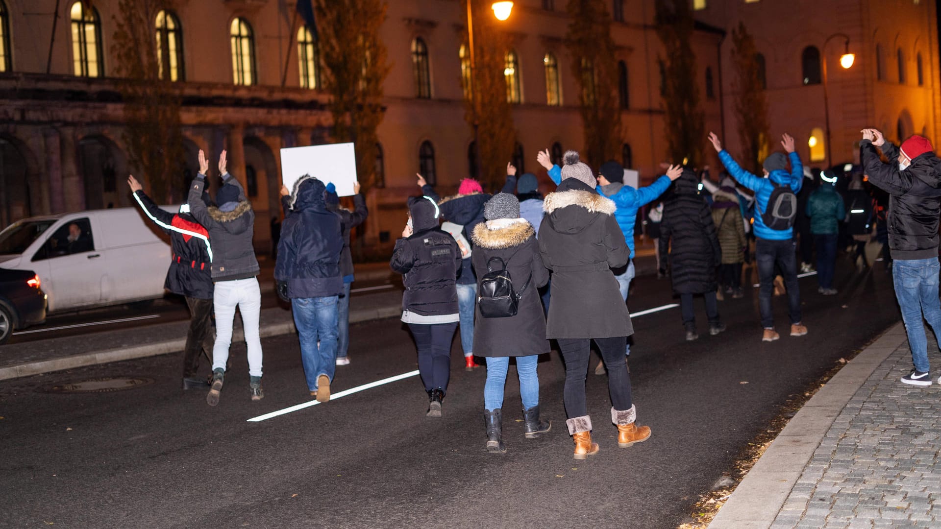 Eine Demonstration gegen die Corona-Maßnahmen (Symbolbild): Bei einer solchen Versammlung ist es unter anderem zu einem Angriff auf einen Polizeibeamten gekommen. Eine Demonstration gegen die Corona-Maßnahmen (Symbolbild): Bei einer solchen Versammlung ist es unter anderem zu einem Angriff auf einen Polizeibeamten gekommen.