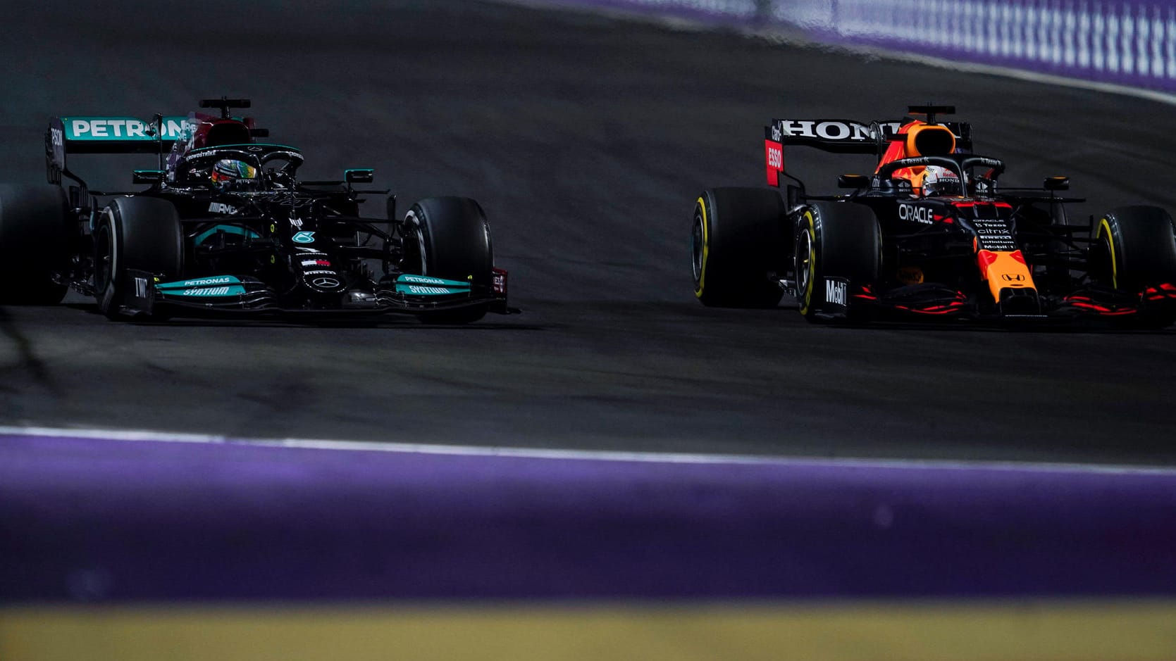 Erbittertes Duell: Hamilton (li.) und Verstappen.