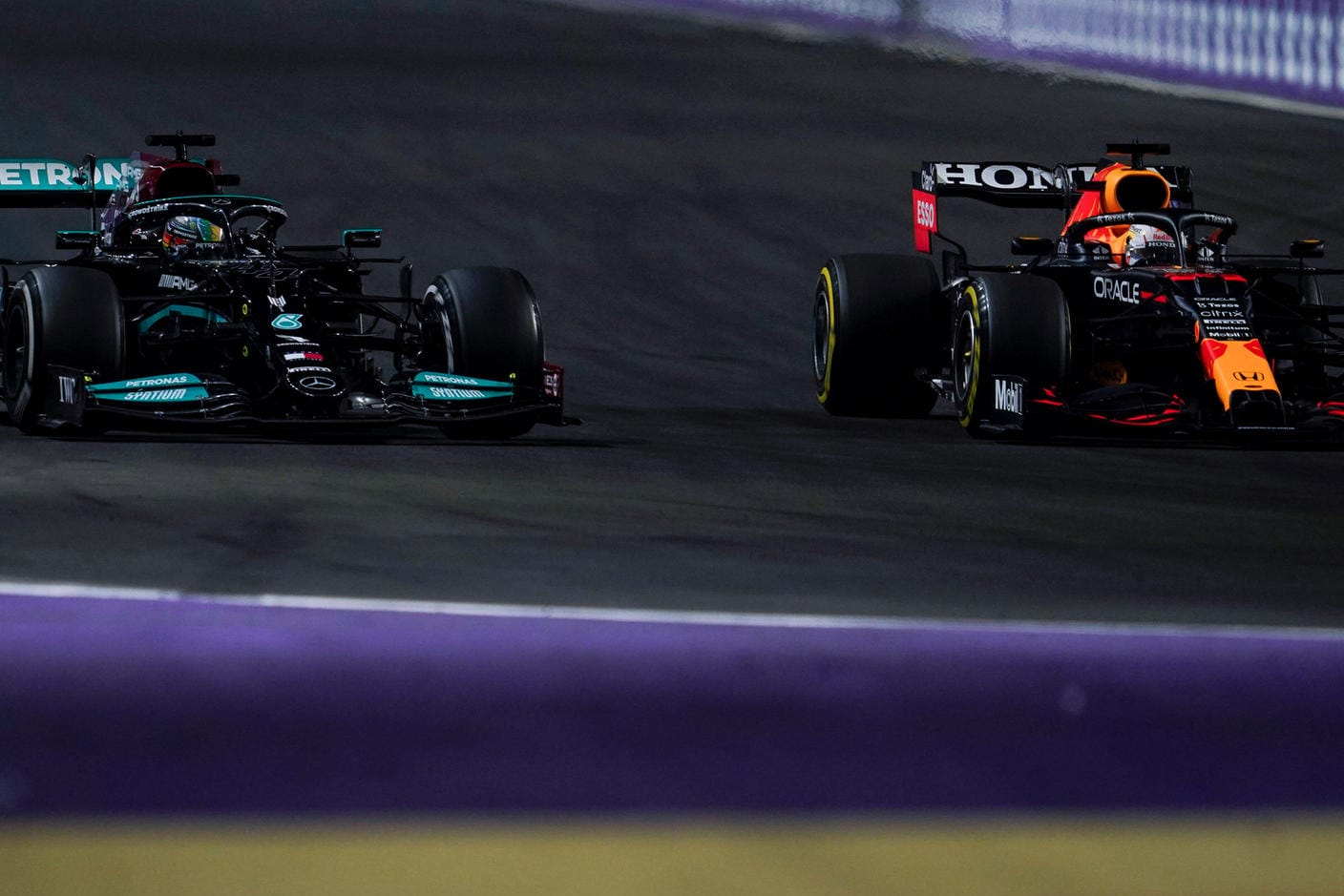 Erbittertes Duell: Hamilton (li.) und Verstappen.