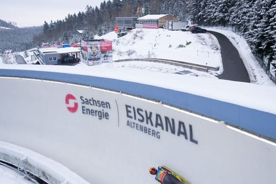 Julia Taubitz ist beim Rodel-Weltcup auf ihrer Heimbahn in Altenberg auf Rang zwei gefahren.