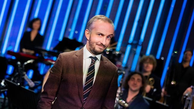 Jan Böhmermann mit dem Rundfunk Tanzorchester Ehrenfeld.