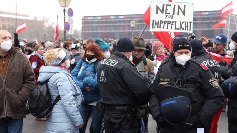 Anti-Corona-Protest in Österreich: Medienvertreter wurden aus der Menge heraus angegriffen.