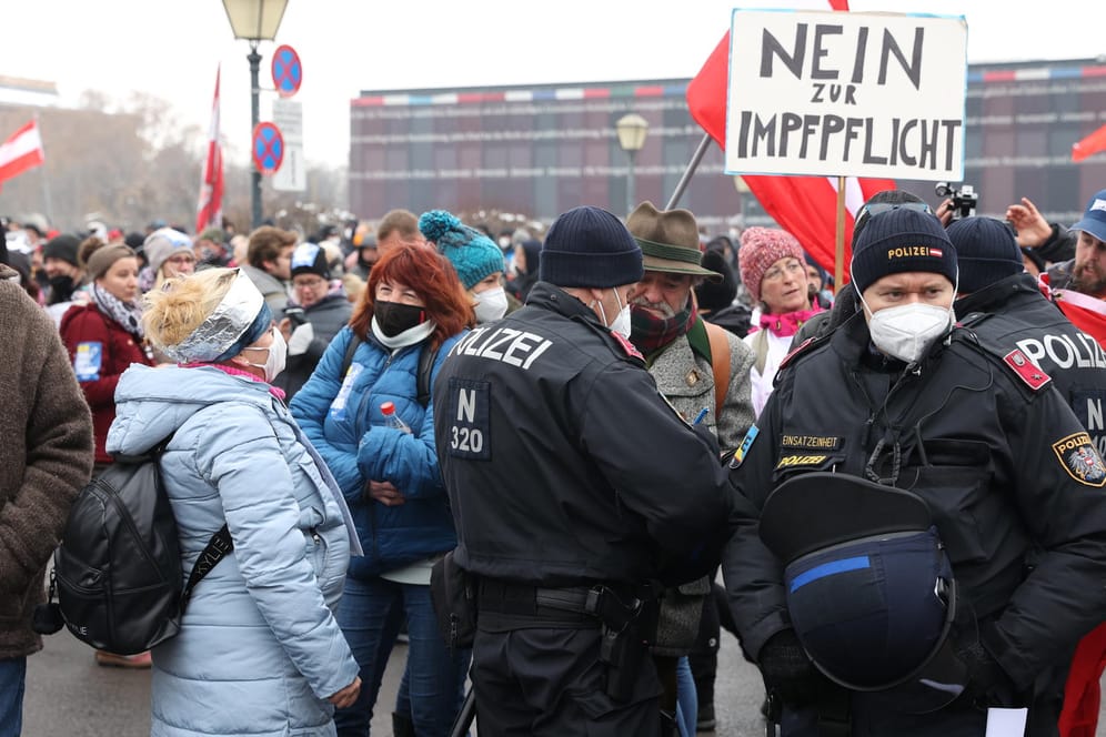 Anti-Corona-Protest in Österreich: Medienvertreter wurden aus der Menge heraus angegriffen.