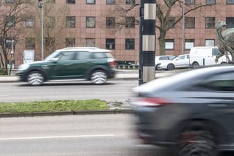 Ein Blitzer, an dem Autos vorbeifahren (Archivbild): In Düsseldorf hat eine Radarfalle eine Affäre auffliegen lassen.