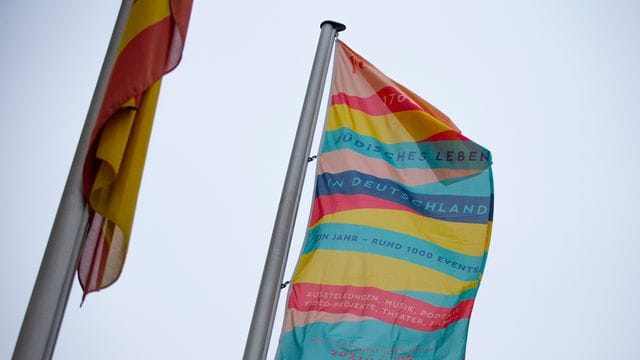 Flaggen als Zeichen der Solidarität mit jüdischem Leben Flaggen als Zeichen der Solidarität mit jüdischem Leben
