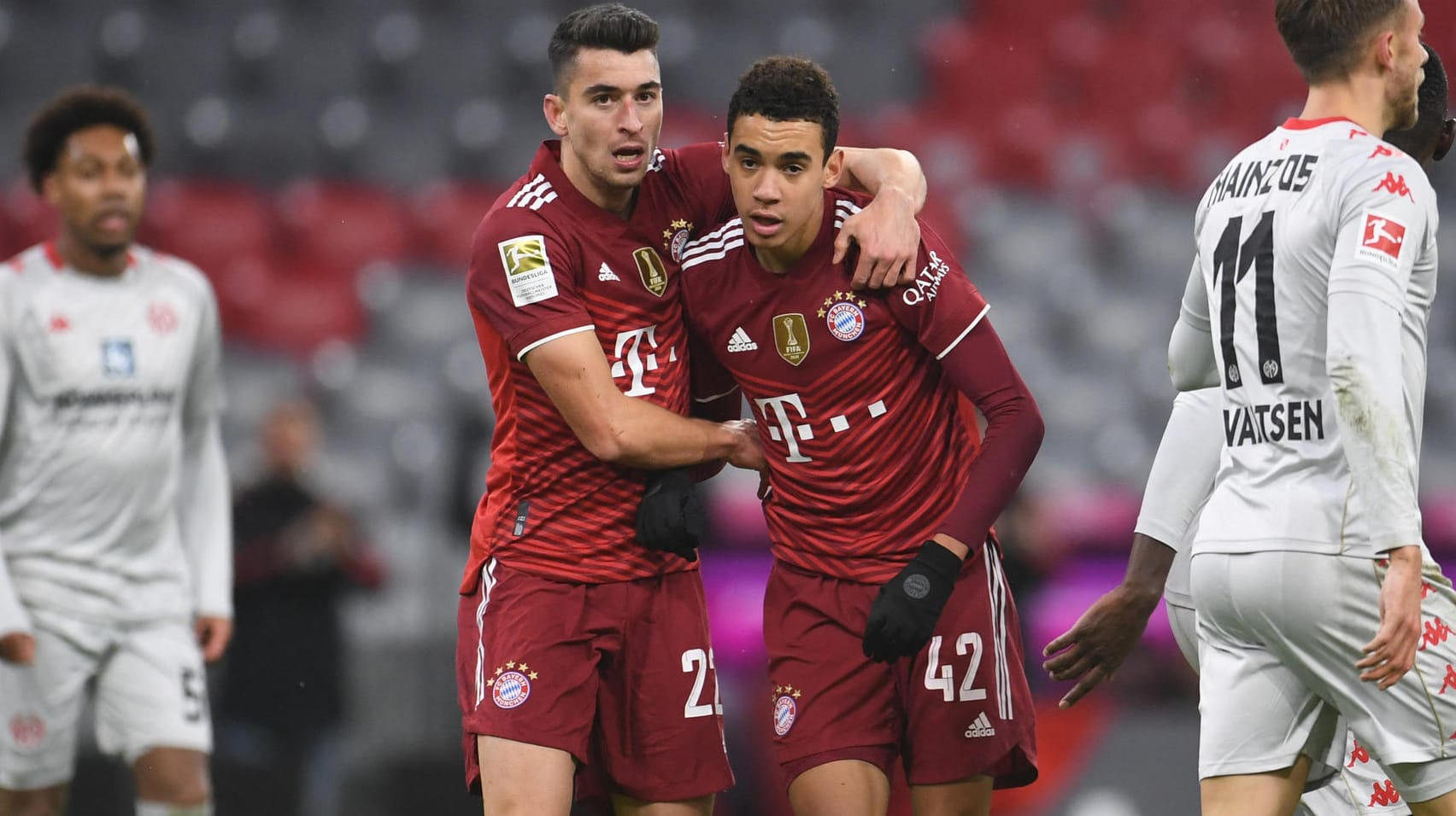 Matchwinner: Bayerns Musiala (r.) jubelt mit Teamkollege Marc Roca. Matchwinner: Bayerns Musiala (r.) jubelt mit Teamkollege Marc Roca.
