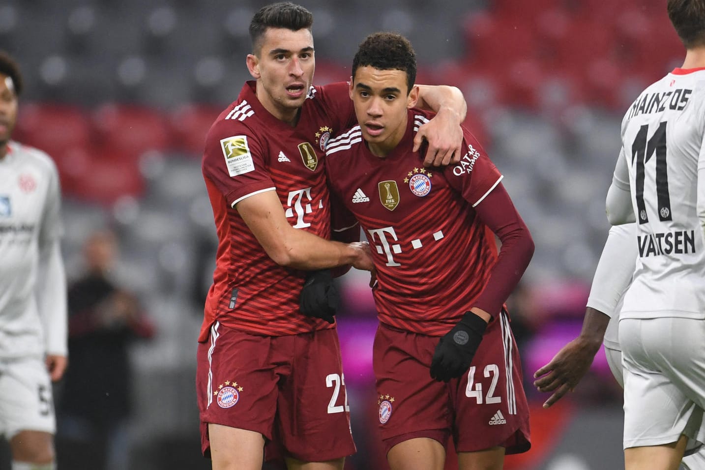 Matchwinner: Bayerns Musiala (r.) jubelt mit Teamkollege Marc Roca.