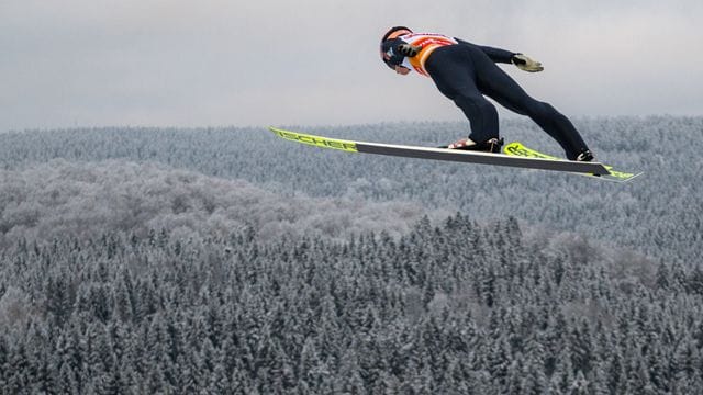 Fliegt auf Rang vier und bleibt in Gelb: Karl Geiger.