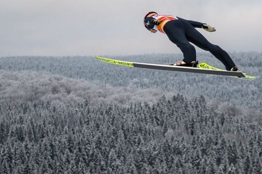 Fliegt auf Rang vier und bleibt in Gelb: Karl Geiger.