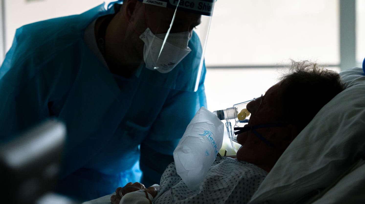 Ärzte und Intensivpfleger kümmern sich um die schwer kranken Covid-Patienten auf der Covid-Intensivstation der Leipziger Uniklinik (Symbolbild): Eine Behandlung hier kann schnell sehr teuer werden.