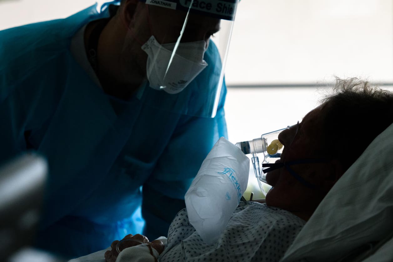 Ärzte und Intensivpfleger kümmern sich um die schwer kranken Covid-Patienten auf der Covid-Intensivstation der Leipziger Uniklinik (Symbolbild): Eine Behandlung hier kann schnell sehr teuer werden. Ärzte und Intensivpfleger kümmern sich um die schwer kranken Covid-Patienten auf der Covid-Intensivstation der Leipziger Uniklinik (Symbolbild): Eine Behandlung hier kann schnell sehr teuer werden.