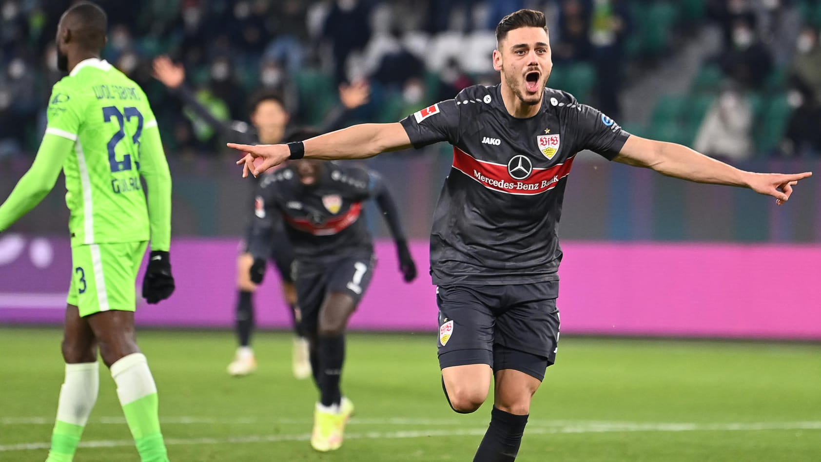 Leitete den Stuttgarter Sieg ein: VfB-Star Mavropanos feiert seinen Führungstreffer gegen Wolfsburg. Leitete den Stuttgarter Sieg ein: VfB-Star Mavropanos feiert seinen Führungstreffer gegen Wolfsburg.