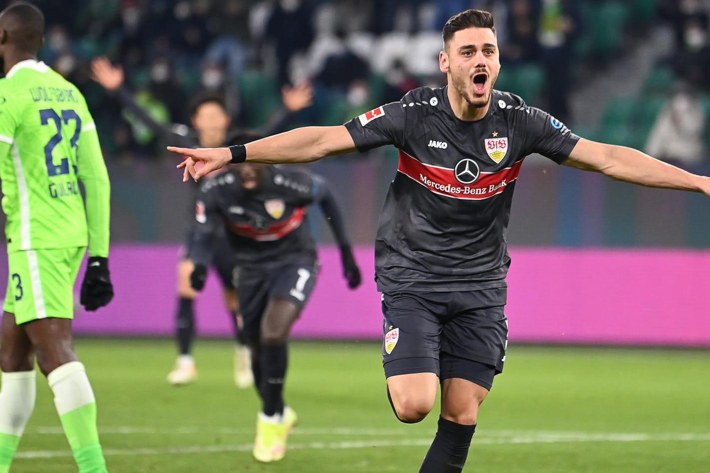 Leitete den Stuttgarter Sieg ein: VfB-Star Mavropanos feiert seinen Führungstreffer gegen Wolfsburg.
