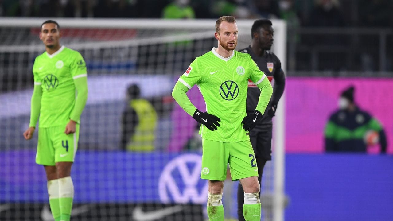 Verlieren auch in der Bundesliga: Wolfsburgs Arnold (r) und Lacroix. Verlieren auch in der Bundesliga: Wolfsburgs Arnold (r) und Lacroix.