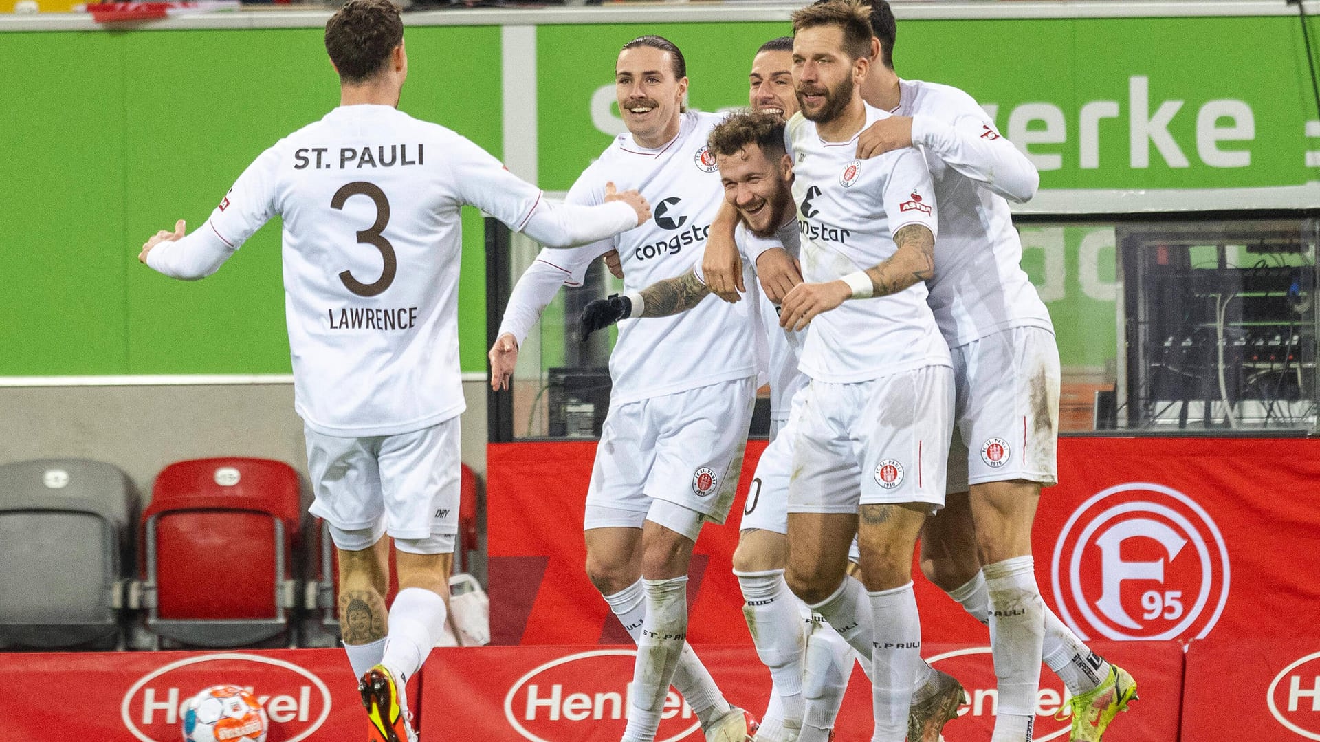 Beendet 2021 als Tabellenführer: Der FC St. Pauli um Torschütze Hartel (M.).