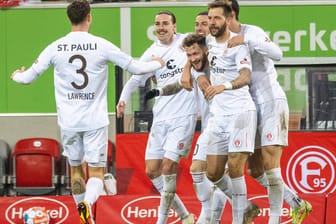 Beendet 2021 als Tabellenführer: Der FC St. Pauli um Torschütze Hartel (M.).