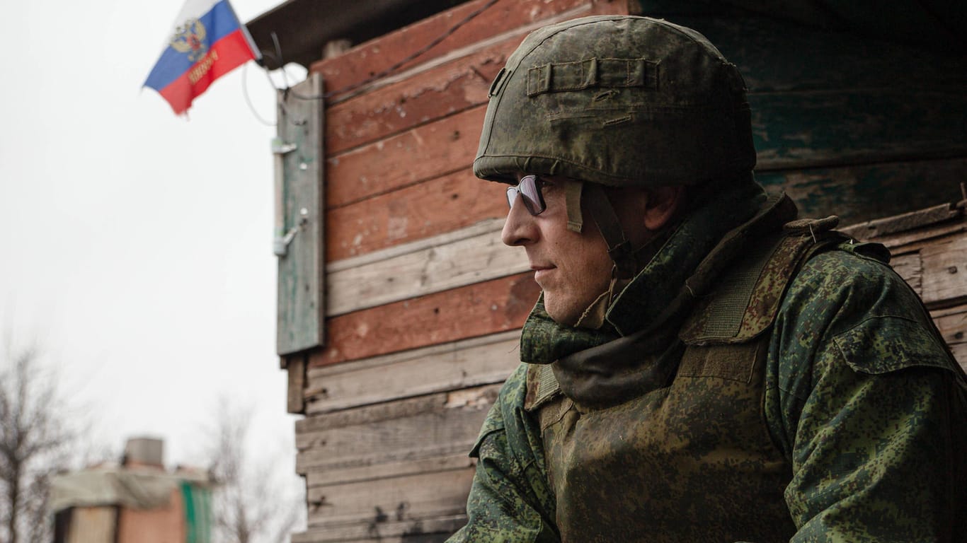 Ein Soldat der separatistischen Volksrepublik Luganz sitzt vor einer Hütte (Archivbild): Die USA versuchen erneut, mit Moskau über die Ukraine zu verhandeln.