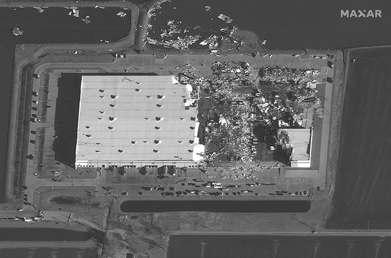 Eine Satellitenaufnahme zeigt das Ausmaß der Zerstörung durch den Tornado am Warenlager von Amazon.