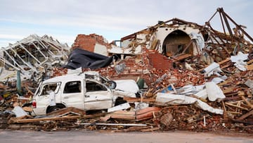 Ein zerdrücktes Auto und ein komplett verwüstetes Haus: Tornados haben in den USA eine Schneise der Verwüstung durch mehrere Bundesstaaten geschlagen und wohl zahlreiche Menschen das Leben gekostet.