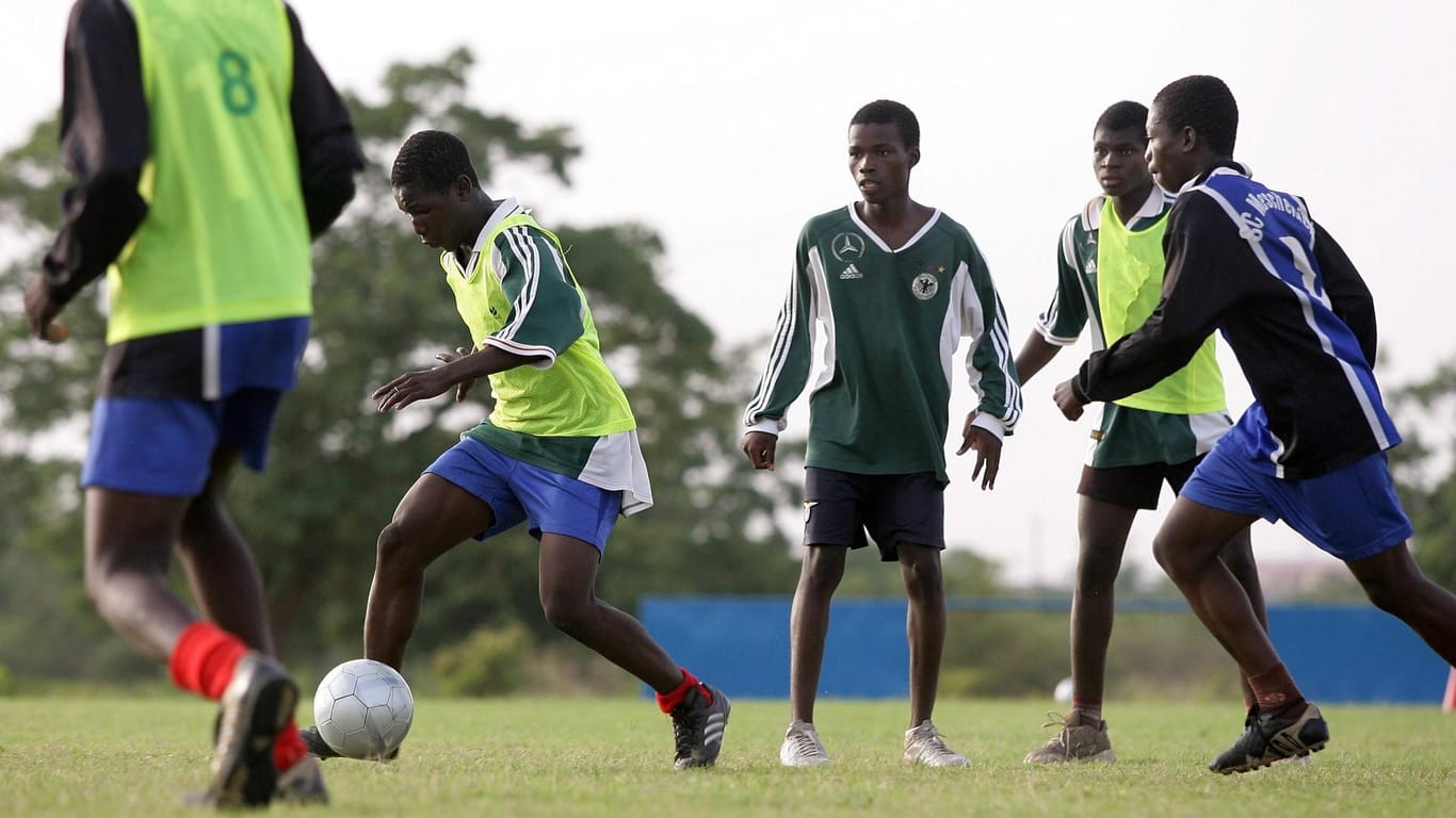 Fußballschule in Burkina Faso (Archivbild 2007): Für Grundausstattung wird in afrikanischen Ländern gesorgt.