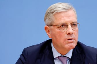 Norbert Röttgen bei einer Pressekonferenz (Archivbild): Der CDU-Außenpolitiker lehnt die Osteepipeline Nord Stream 2 ab.