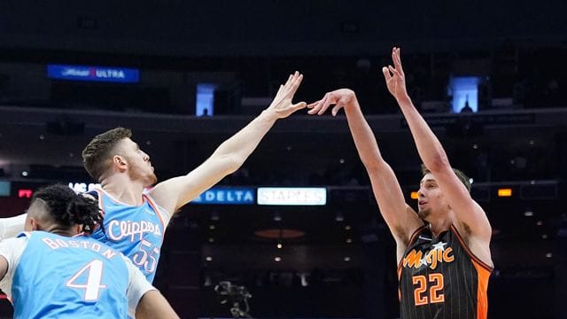 Orlando Magic-Forward Franz Wagner (22) wirft über Clippers-Center Isaiah Hartenstein (55). Orlando Magic-Forward Franz Wagner (22) wirft über Clippers-Center Isaiah Hartenstein (55).