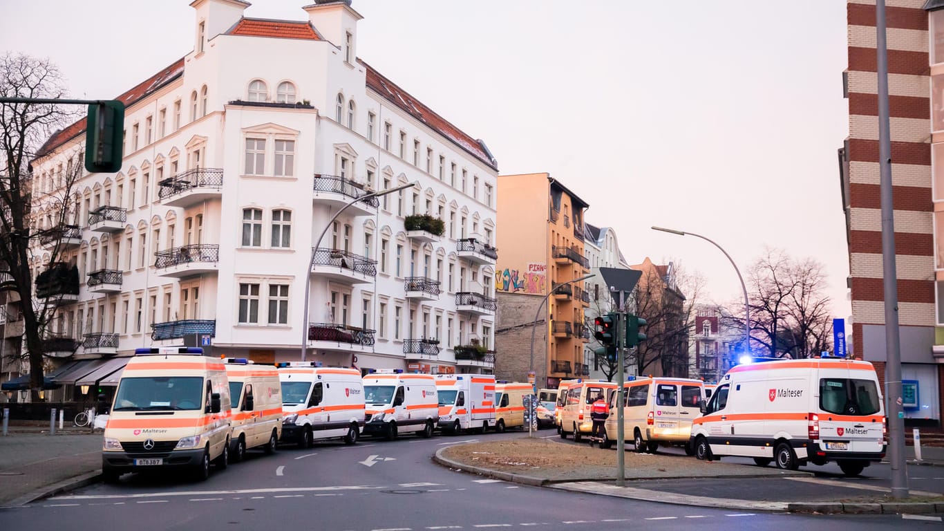 Einsatzkräfte stehen anlässlich der Entschärfung einer Bombe aus dem Zweiten Weltkrieg auf dem Gelände des Jüdischen Krankenhauses: Rund 15.000 Menschen dürfen nun zurück in ihre Wohnungen.