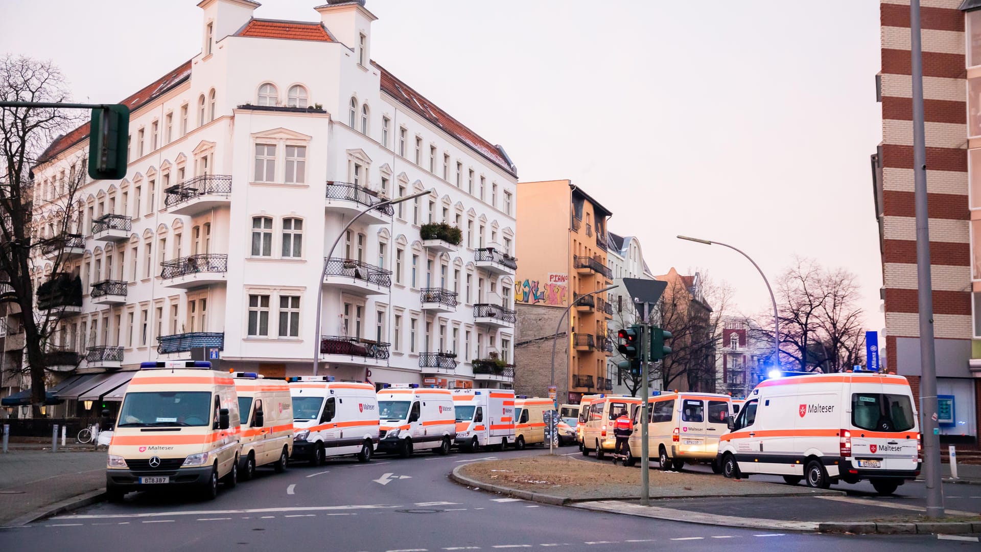 Einsatzkräfte stehen anlässlich der Entschärfung einer Bombe aus dem Zweiten Weltkrieg auf dem Gelände des Jüdischen Krankenhauses: Rund 15.000 Menschen dürfen nun zurück in ihre Wohnungen. Einsatzkräfte stehen anlässlich der Entschärfung einer Bombe aus dem Zweiten Weltkrieg auf dem Gelände des Jüdischen Krankenhauses: Rund 15.000 Menschen dürfen nun zurück in ihre Wohnungen.