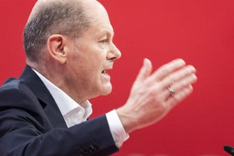 Olaf Scholz am Rande des SPD-Parteitages am Samstag: Der Kanzler will für eine Impfpflicht stimmen.