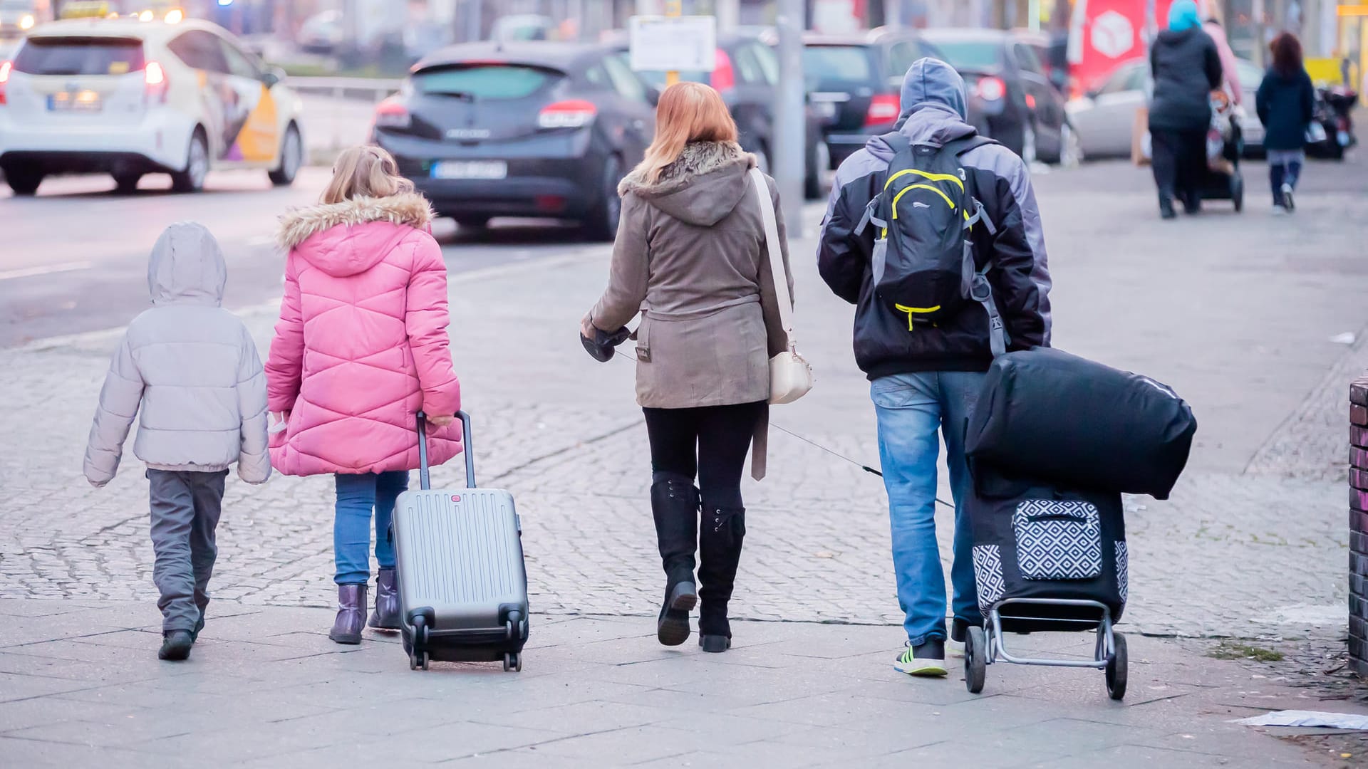Eine evakuierte Familie verlässt den Sperrkreis: Die Bombenentschärfung legt Teile der Hauptstadt lahm.