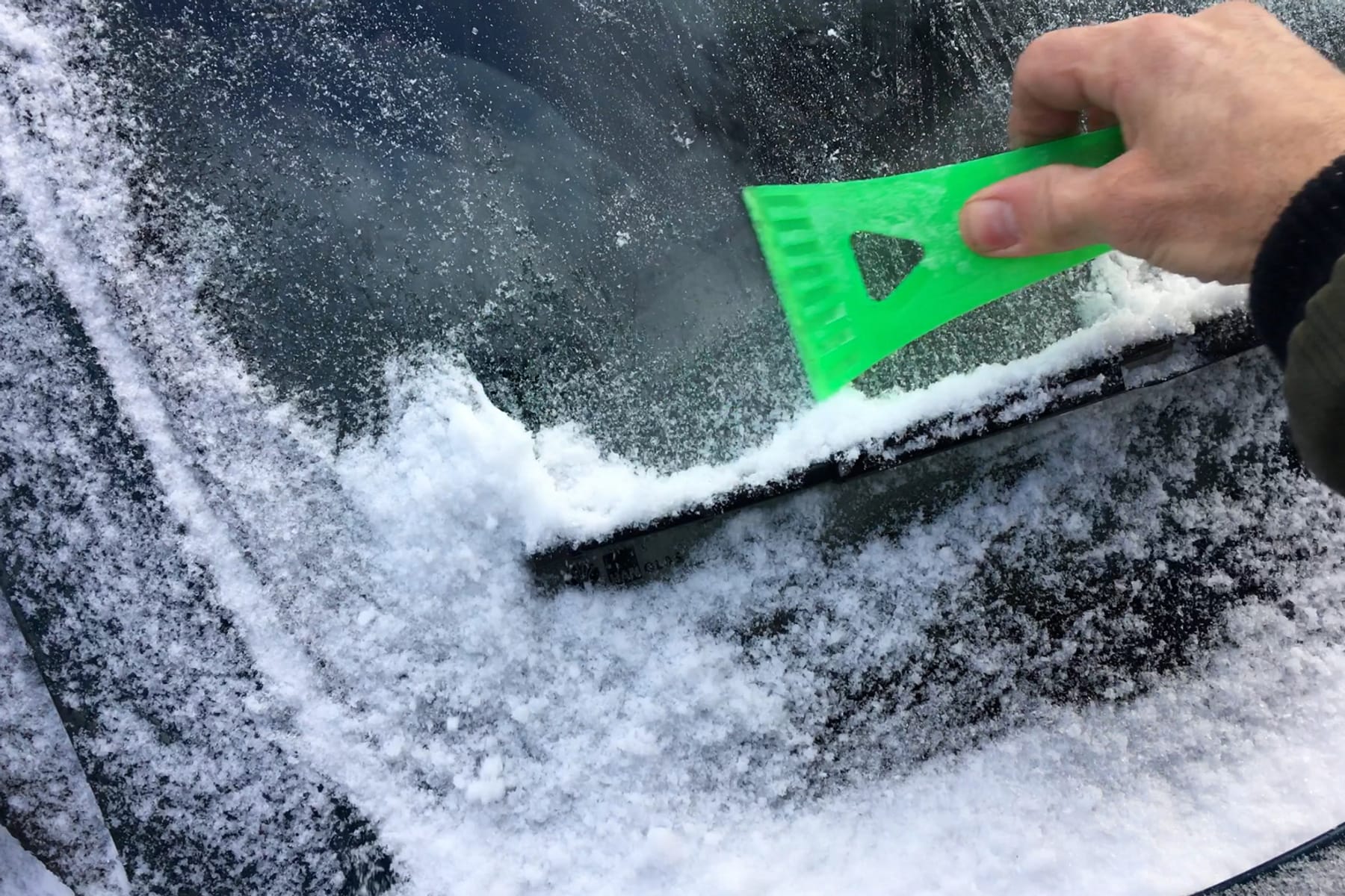 Autoscheibe innen gefroren: Das können Sie tun