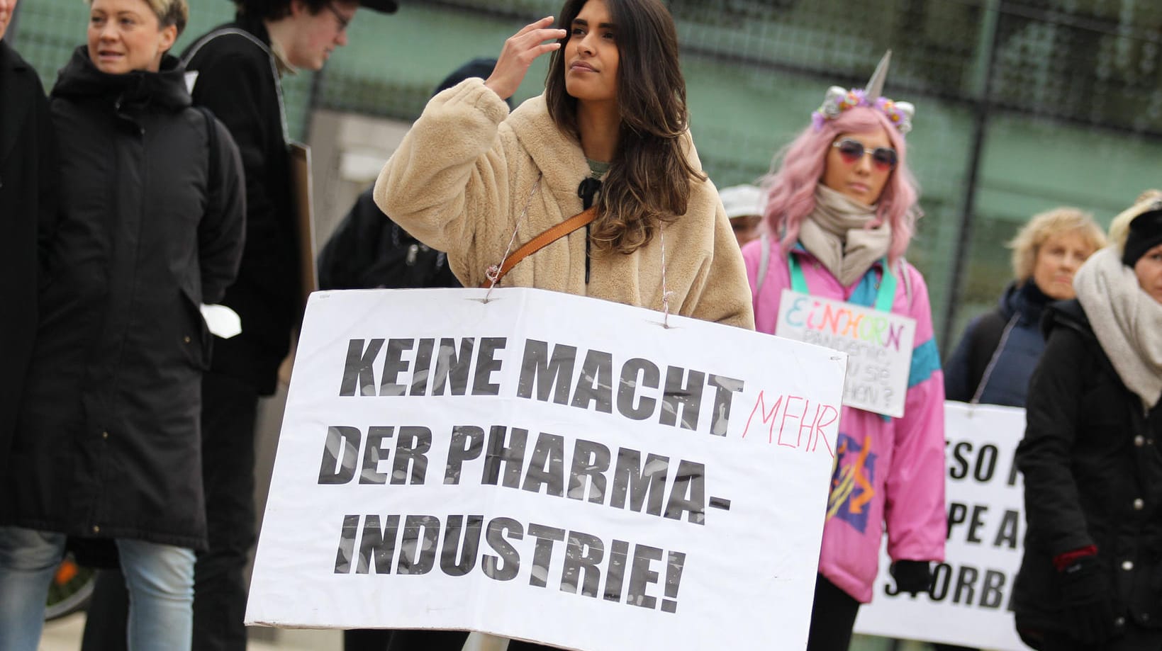 Demonstration von Kritikern der Corona-Maßnahmen: Karneval ohne 3G-Regel. Demonstration von Kritikern der Corona-Maßnahmen: Karneval ohne 3G-Regel.